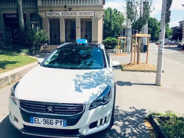 Taxi Genay devant l'hôpital Édouard Herriot à Lyon